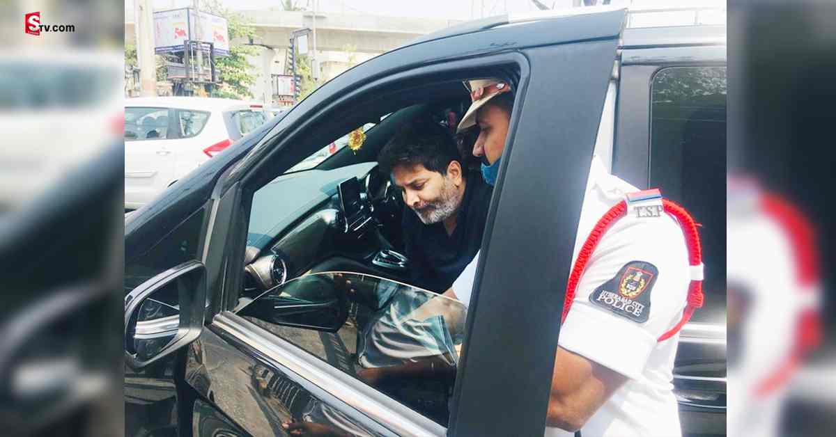 డైరెక్టర్ త్రివిక్రమ్ కు జరిమాన విధించిన పోలీసులు!