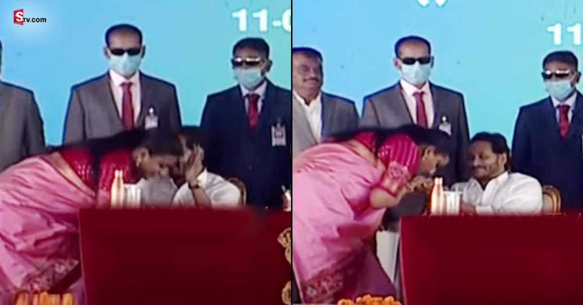 ప్రమాణ స్వీకారం తరువాత జగన్ కాళ్ళు మొక్కిన రోజా!