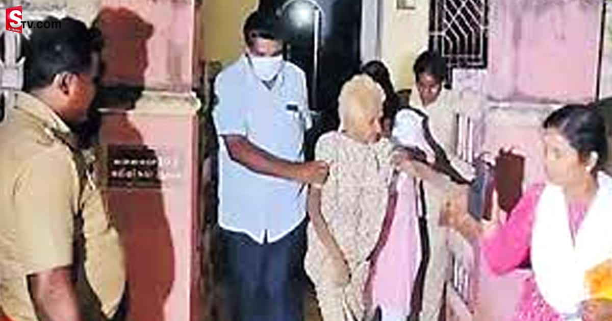 10 ఏళ్లుగా తల్లిని బంధించి.. బిస్కెట్లు విసిరేస్తూ.. కన్నకొడుకులు దారుణం!