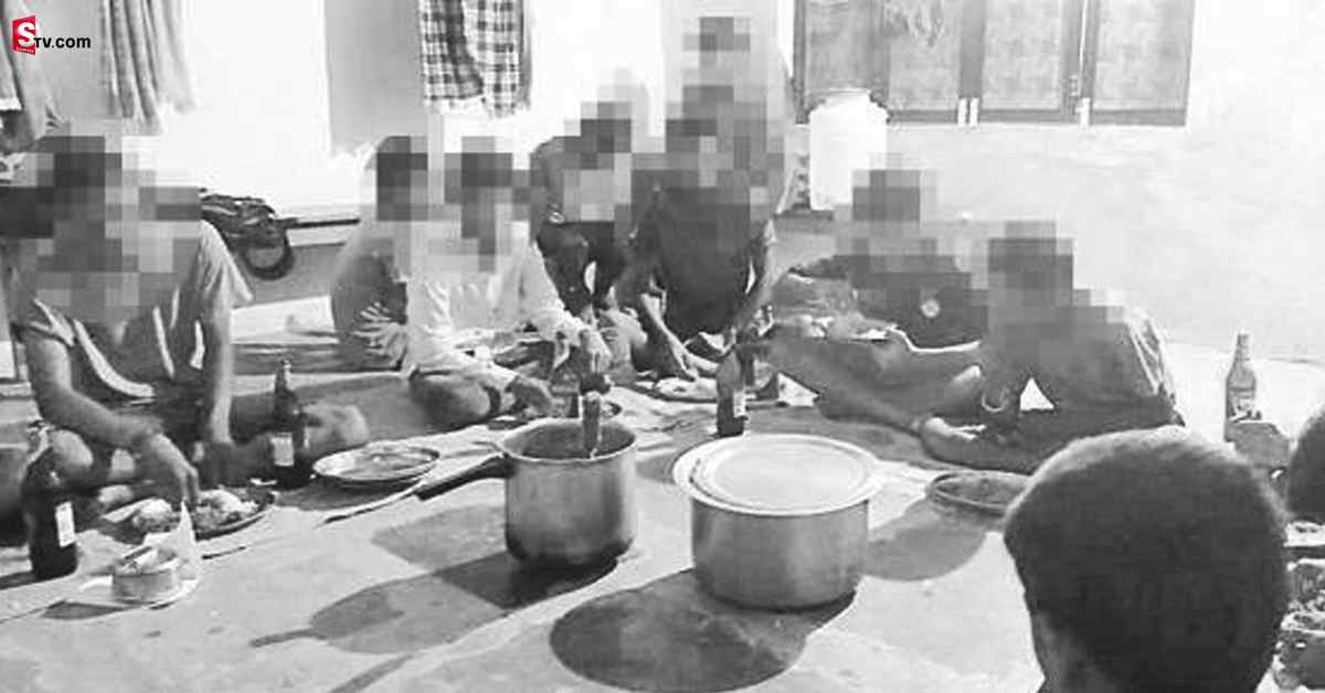 ప్రభుత్వ హాస్టల్‌లో విద్యార్థుల బీర్‌ పార్టీ.. వాట్సాప్‌ గ్రూపుల్లో ఫోటోలు వైరల్‌!