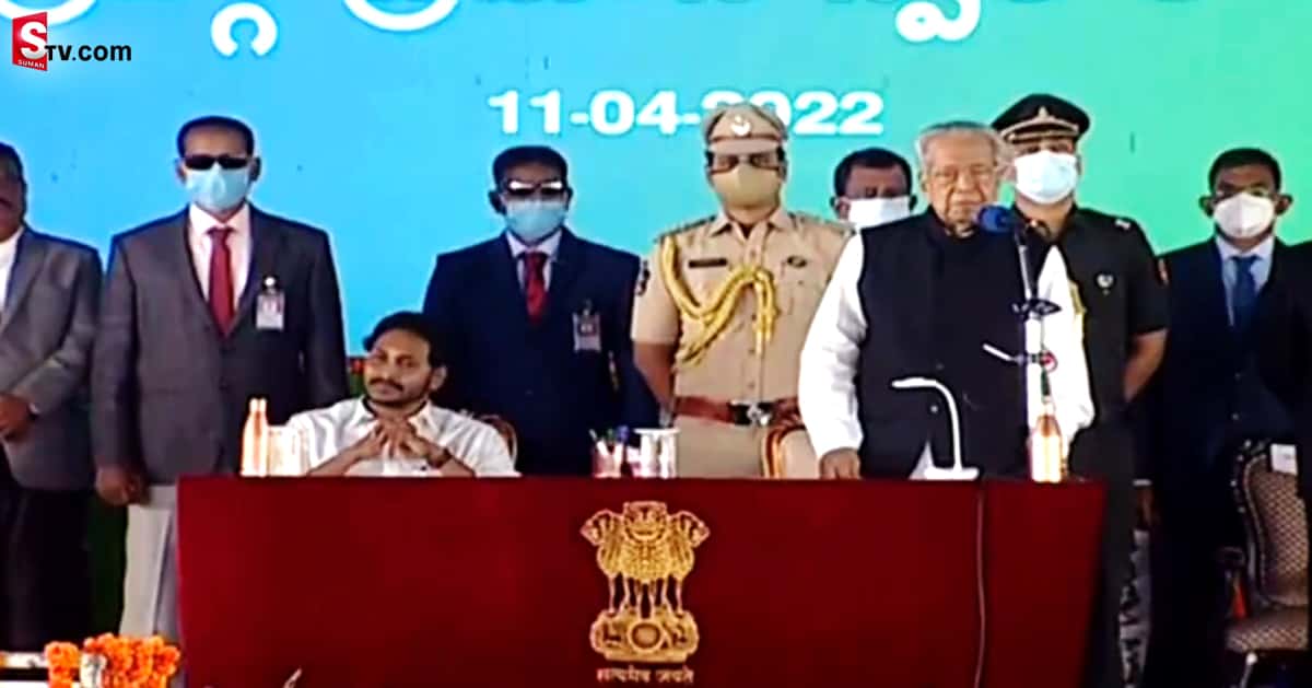 కొత్త మంత్రుల ప్రమాణస్వీకారం.. డుమ్మాకొట్టిన మాజీ మంత్రులు