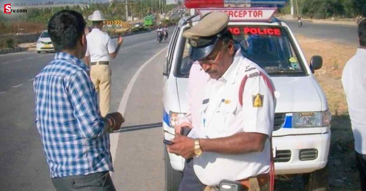 Traffic Challan: కారు డ్రైవర్‌కి హెల్మెట్‌ లేదని ఫైన్‌ వేసిన ట్రాఫిక్‌ పోలీసులు!