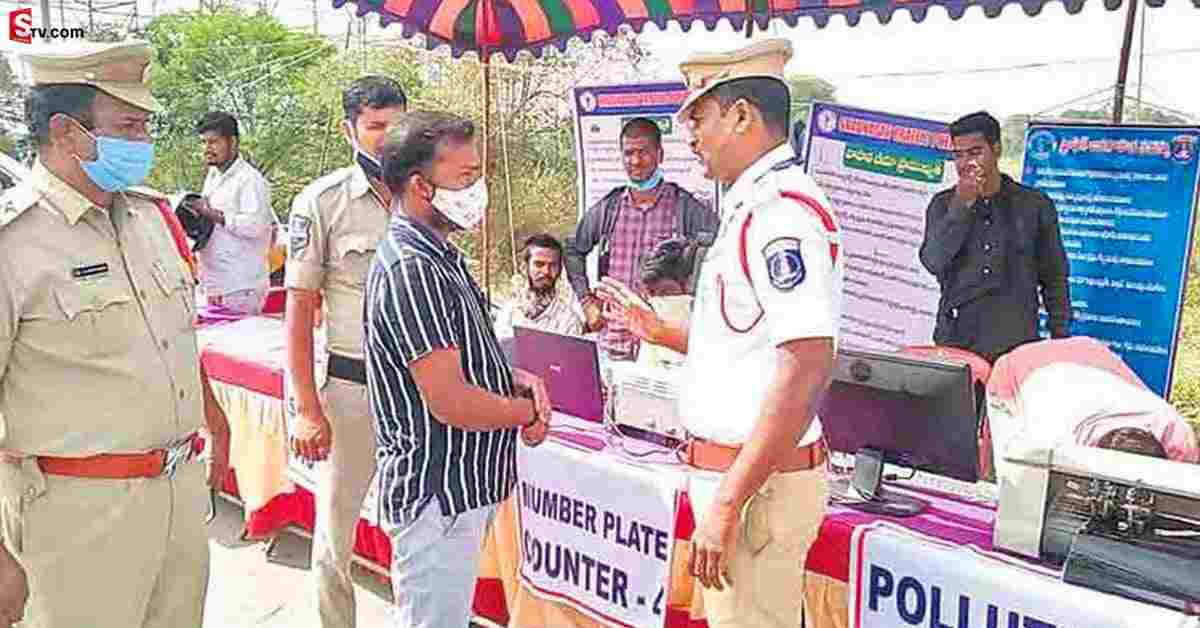 హెల్మెట్ లేకున్నా నో చలాన్! కానీ.., ఆ SI దెబ్బకి అంతా  హెల్మెట్ వాడతారు!