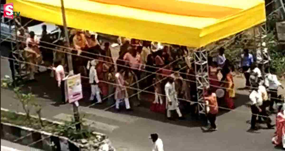 Surat: ఐడియా అదిరిపోలా!. పెళ్లి బ‌రాత్‌ కోసం రోడ్డుపై క‌దిలే పందిరి!