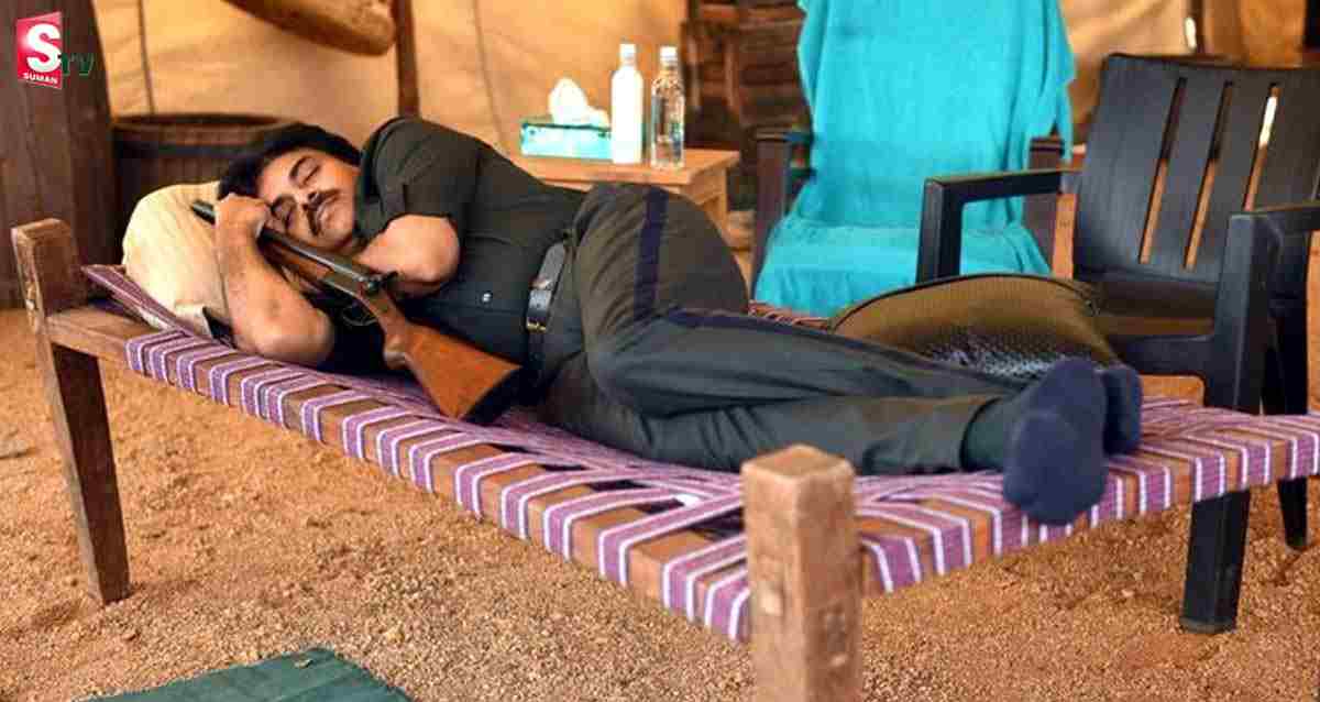 Pawan Kalyan: పక్కన తుపాకీతో మంచంపై పవన్ కళ్యాణ్ కునుకు.. ఫోటో వైరల్