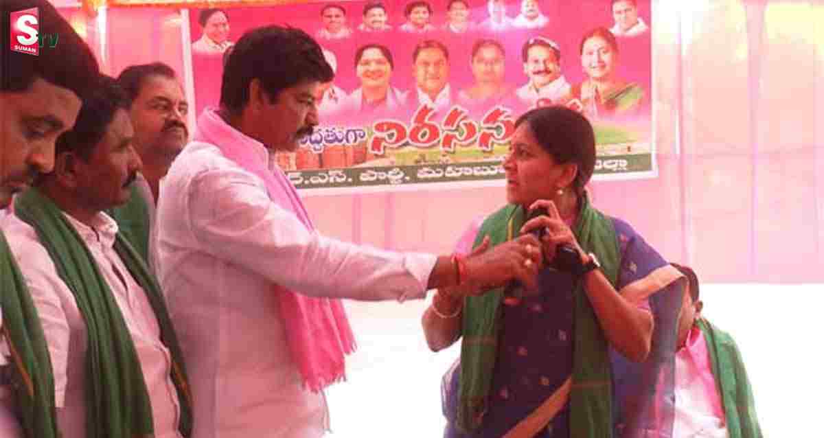 ఎంపీ కవిత ఘోర అవమానం.. చేతిలో మైక్‌ను లాక్కొన్న ఎమ్మెల్యే!