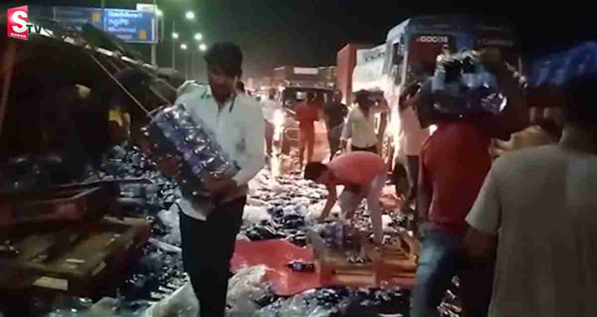 అవుటర్ రింగ్‌రోడ్డుపై థమ్స్అప్ లోడ్ లారీ బోల్తా.. ఎగబడ్డ జనం.. క్షణాల్లో లూటీ!