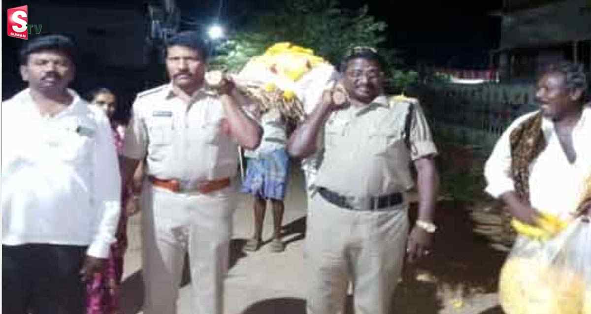 మానవత్వం చాటుకున్న పోలీసులు.. వృద్ధురాలికి అంతిమ సంస్కారాలు!