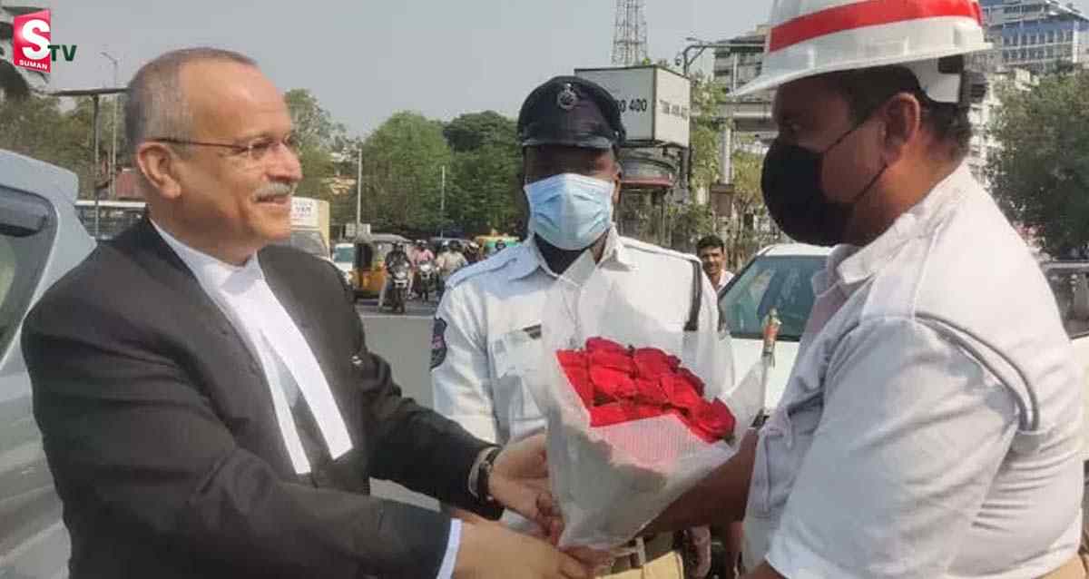 శభాష్ అంటూ.. ట్రాఫిక్​ హోమ్ గార్డ్‌ను సత్కరించిన సీజే..!