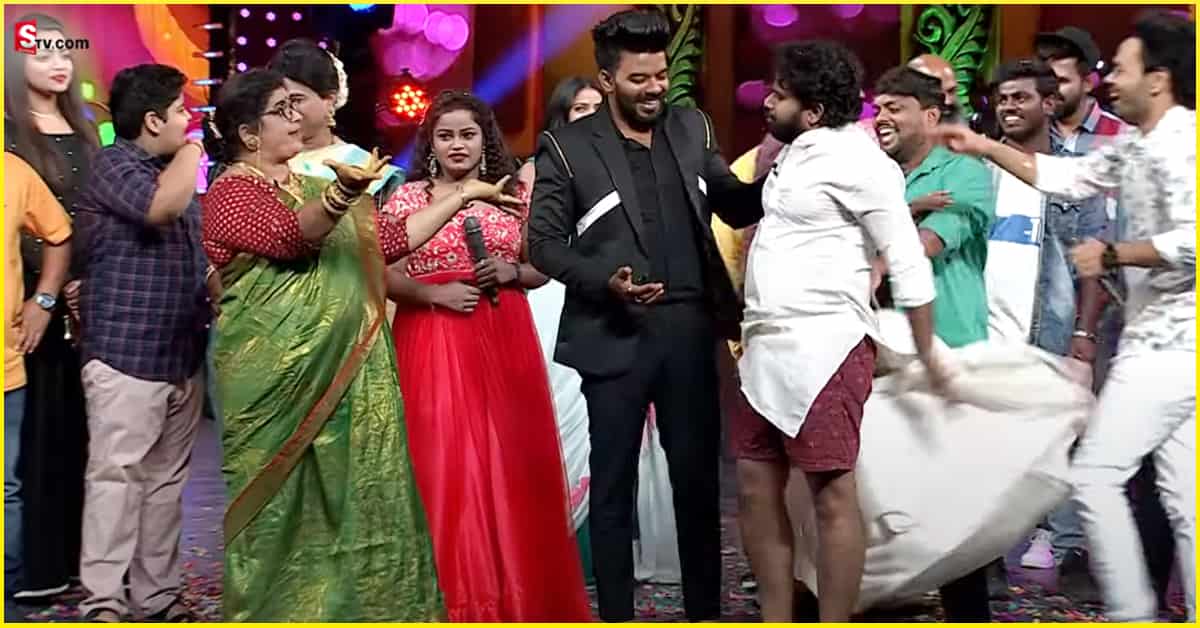 Hyper Aadi: హైపర్ ఆది రచ్చ.. స్టేజ్ పైనే  పంచె విప్పేసి..!