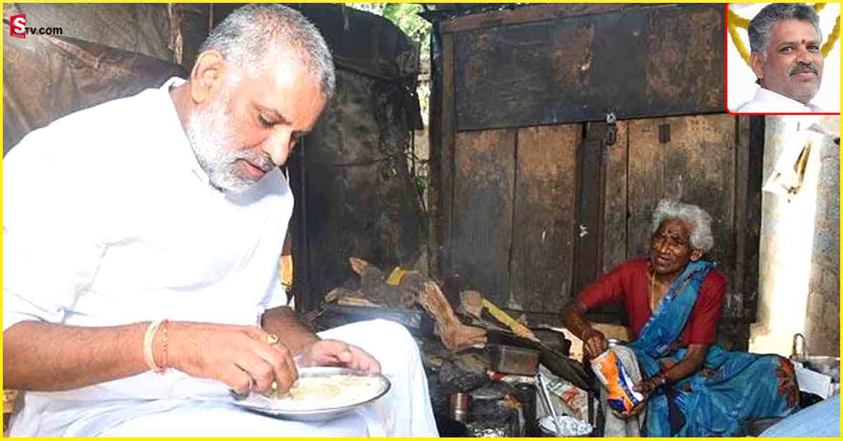 Chevireddy Bhaskar Reddy: రోడ్డు పక్కన సిద్ధవ్వ హోటల్‌లో దోసెలు తిన్న MLA చెవిరెడ్డి!