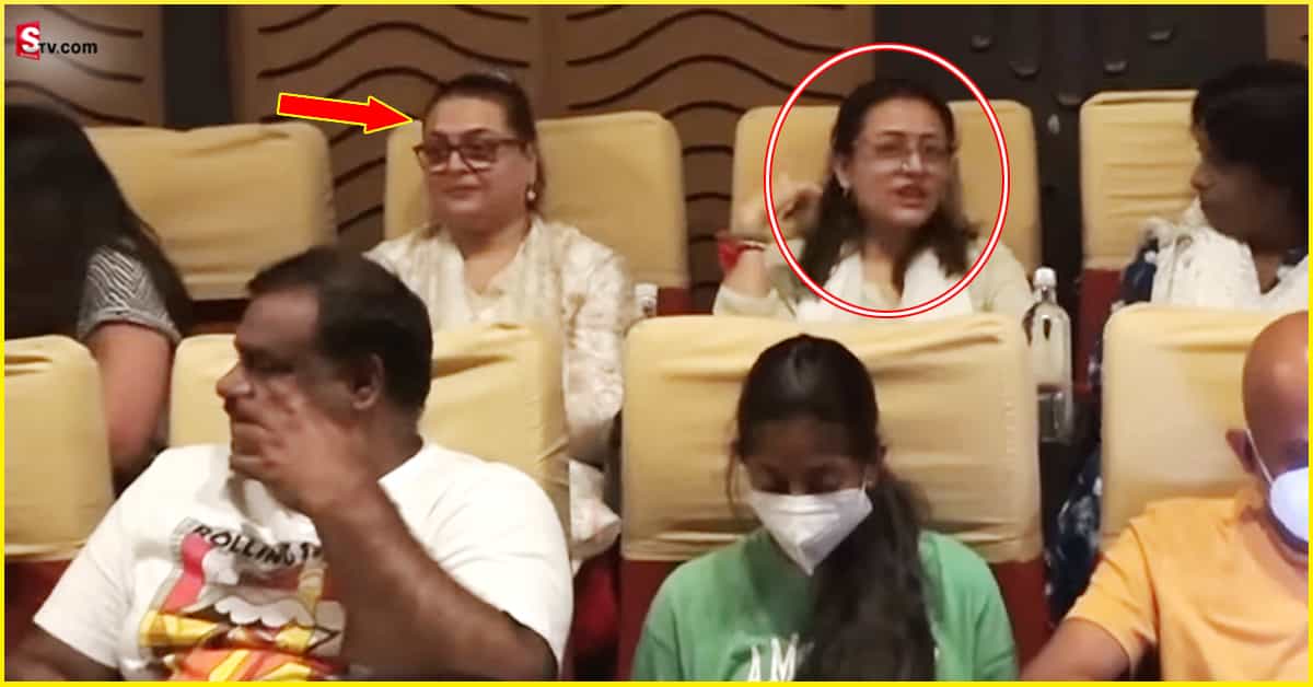 నమ్రతతో కలిసి ‘సర్కారు వారి పాట’ సినిమా చూసిన ఈమె ఎవరో తెలుసా?
