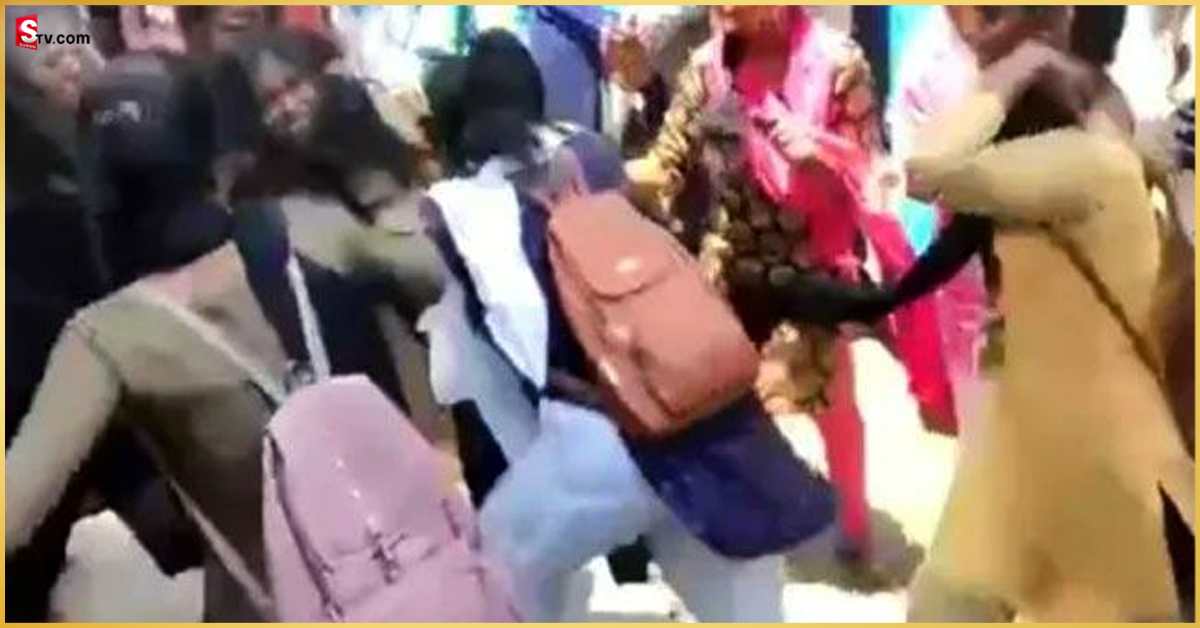 Students Crime: వైరల్‌ వీడియో: బస్టాండ్‌లో దారుణంగా కొట్టుకున్న బాలికలు