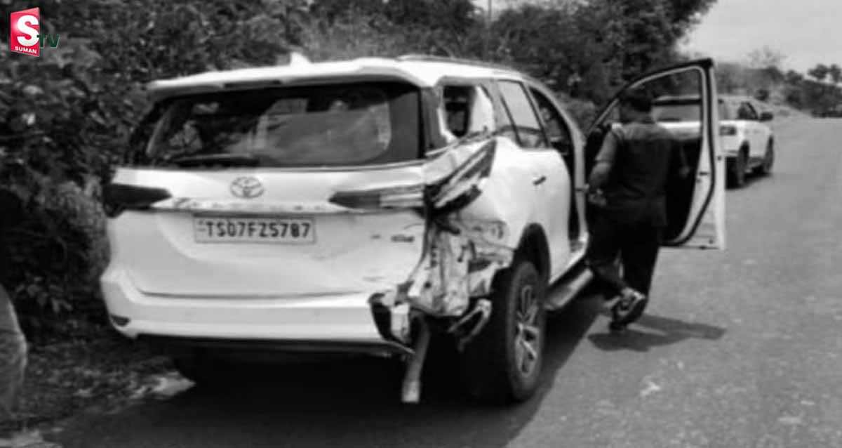 పామును రక్షించబోయి AP MLA కారుకు ప్రమాదం!