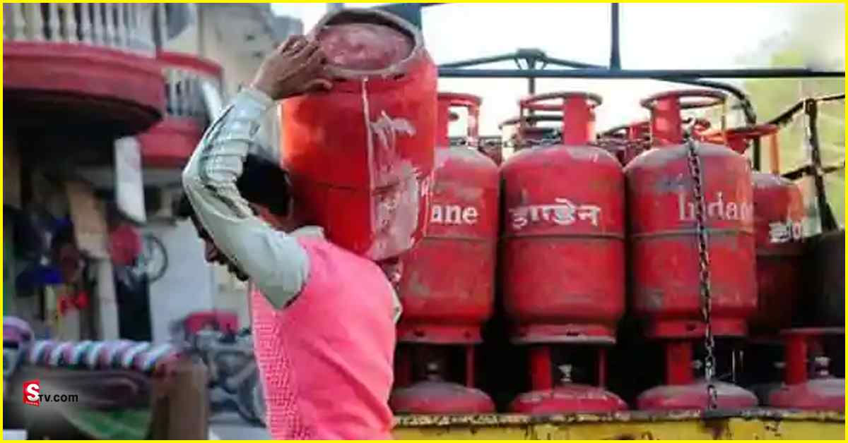 Small Gas Cylinders: పేదలకు గుడ్ న్యూస్.. రేషన్ షాపుల్లో మినీ సిలిండర్లు!