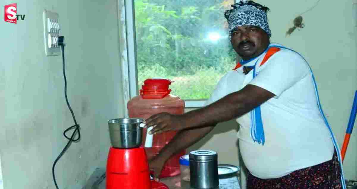 Karnataka: విద్యుత్తు అధికారులపై రైతు వినూత్న నిరసన.. మిక్సీతో ఆరు నెలలుగా ఆఫీసులోనే..!