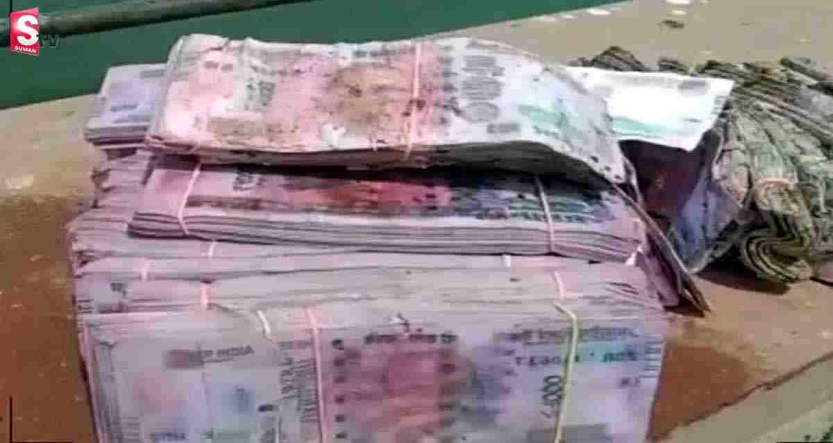Money: కాలువలో కొట్టుకు వచ్చిన రూ.2000 నోట్ల కట్టలు!