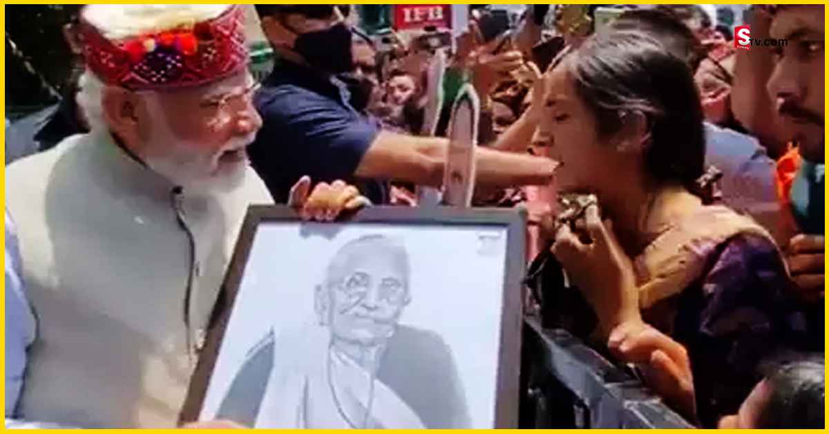 Narendra Modi: వైరల్‌: తల్లి ఫొటో కోసం ప్రధాని మోదీ రిస్క్‌!