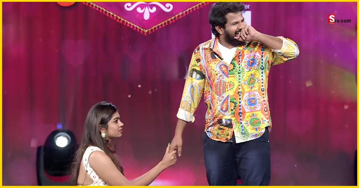 Ritu Chowdary:హైపర్ ఆదికి స్టేజ్ పైనే ప్రపోజ్ చేసిన రీతూ చౌదరి! ఇది సీరియస్ అంటూ ఎమోషనల్!