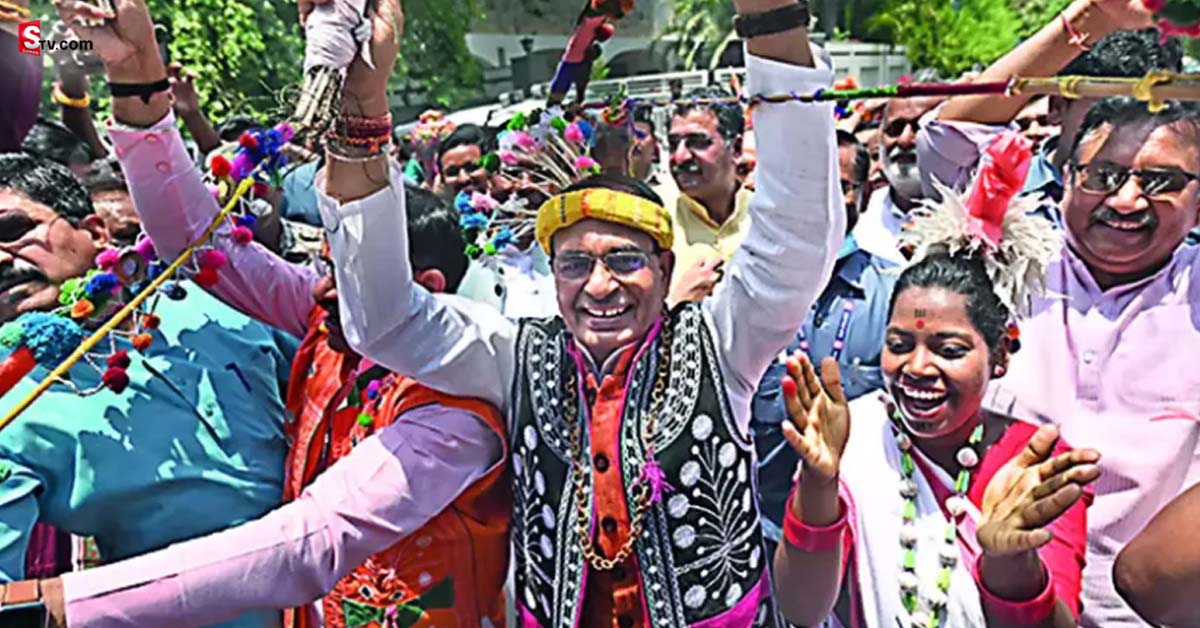 Shivraj Singh Chouhan: గిరిజనులతో కలిసి డ్యాన్స్ చేసిన సీఎం.. వీడియో వైరల్