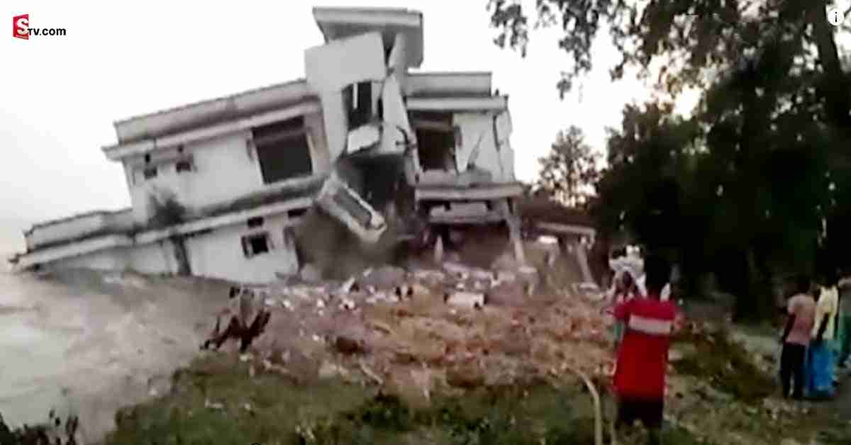 Video: అందరూ చూస్తుండగానే.. వరదలో కొట్టుకుపోయిన పోలీస్ స్టేషన్..! వీడియో వైరల్