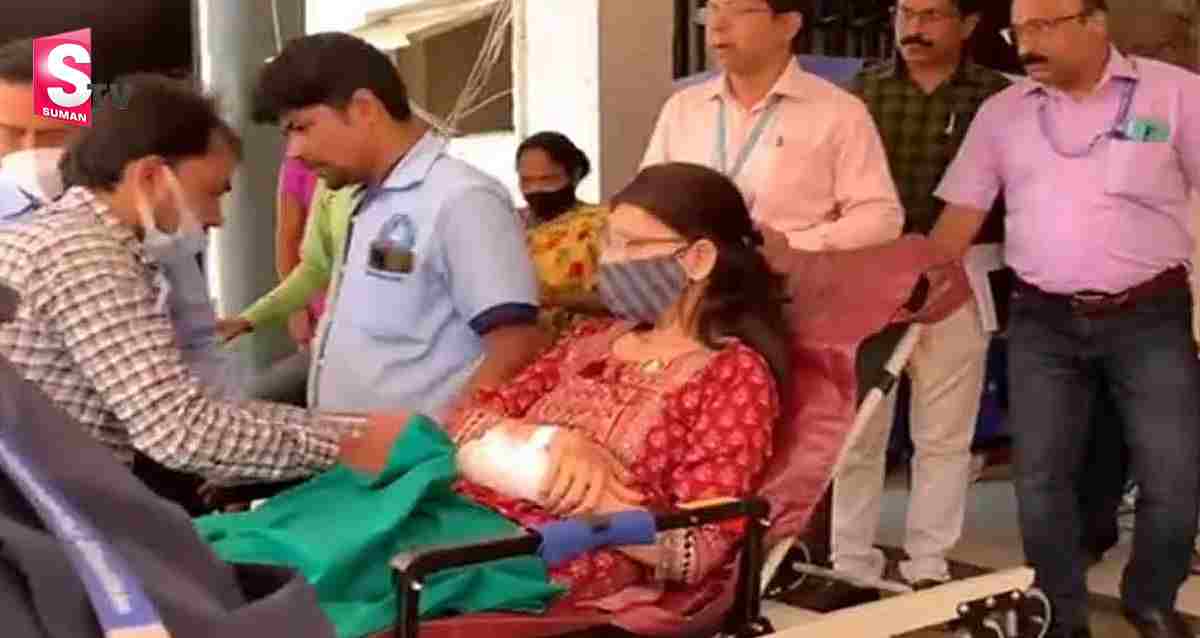 అంబులెన్స్ లో వచ్చి మరీ ఓటు వేసిన ఎమ్మెల్యే! వీడియో వైరల్