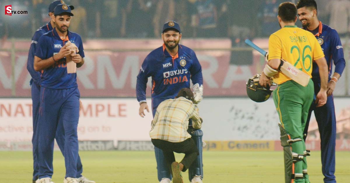 Ind Vs Sa: వైజాగ్ లో పంత్ క్రేజ్.. మైదానంలోకి పరిగెత్తుకొచ్చి కాళ్లు పట్టేసుకున్నాడు!