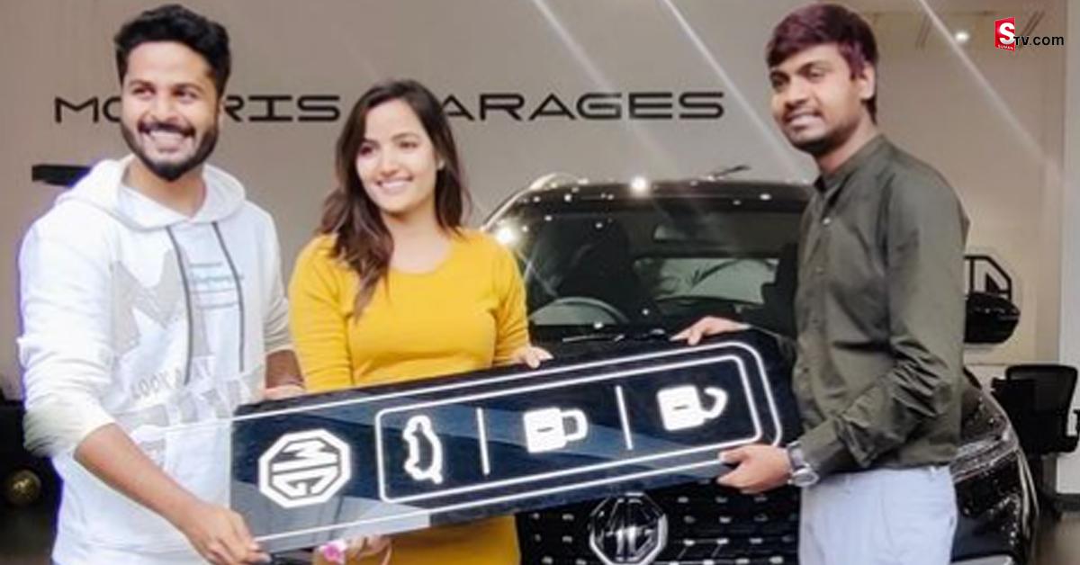 Siri Hanumanth: ఖరీదైన కారు కొన్న బిగ్‌ బ్యాస్‌ బ్యూటీ సిరి.. ముందు డ్రైవింగ్‌ నేర్చుకో అన్న ప్రియుడు!