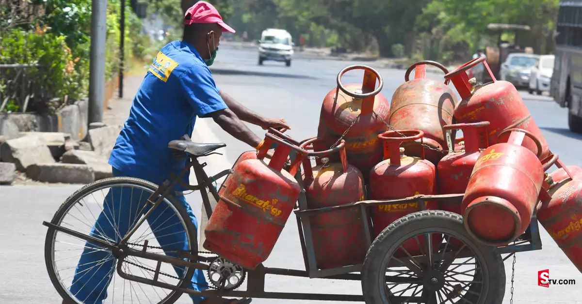 Commercial LPG Cylinders: శుభవార్త.. భారీగా తగ్గిన గ్యాస్ సిలిండర్ ధర! ఈరోజు నుంచి కొత్త రేట్లు!