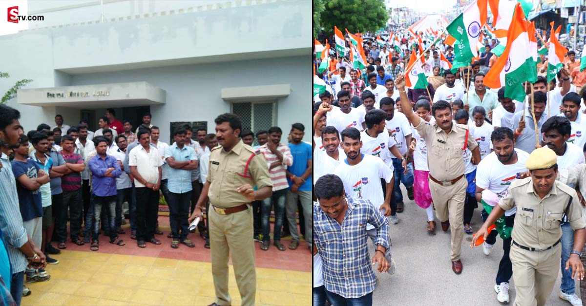 Karimnagar: ప్రజల్లో చైతన్యం నింపుతూ శభాష్ అనిపించుకుంటున్న పోలీస్ ఆఫీసర్!