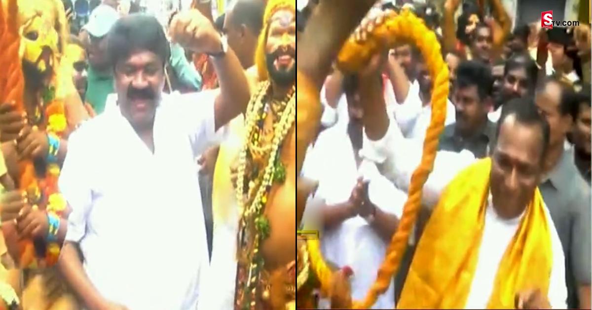 వీడియో: పోతురాజులతో కలిసి మంత్రులు తలసాని, మల్లారెడ్డి మాస్‌ డాన్స్‌!