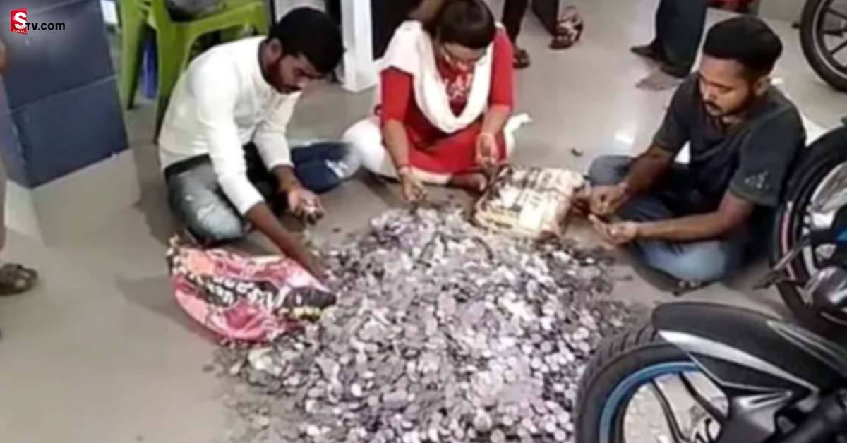 బీడీలు చుట్టి చిల్లర జమచేశాడు.. షోరూం కి వెళ్లి..