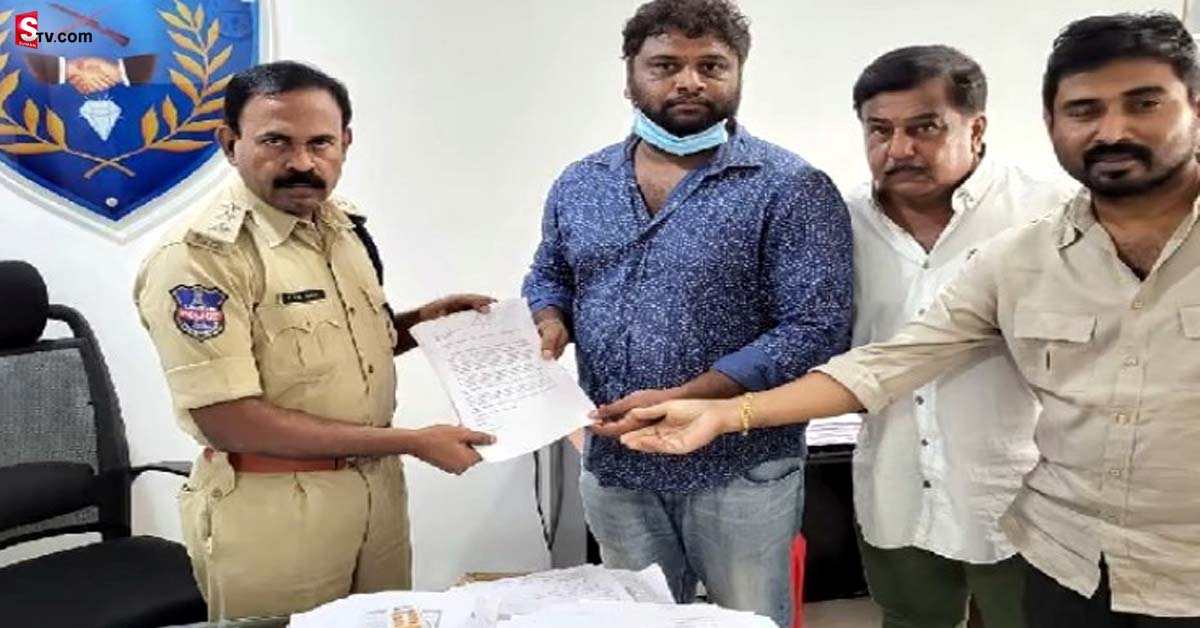 సైబ‌ర్ క్రైమ్ పోలీసుల‌ను ఆశ్ర‌యించిన డైరెక్టర్!