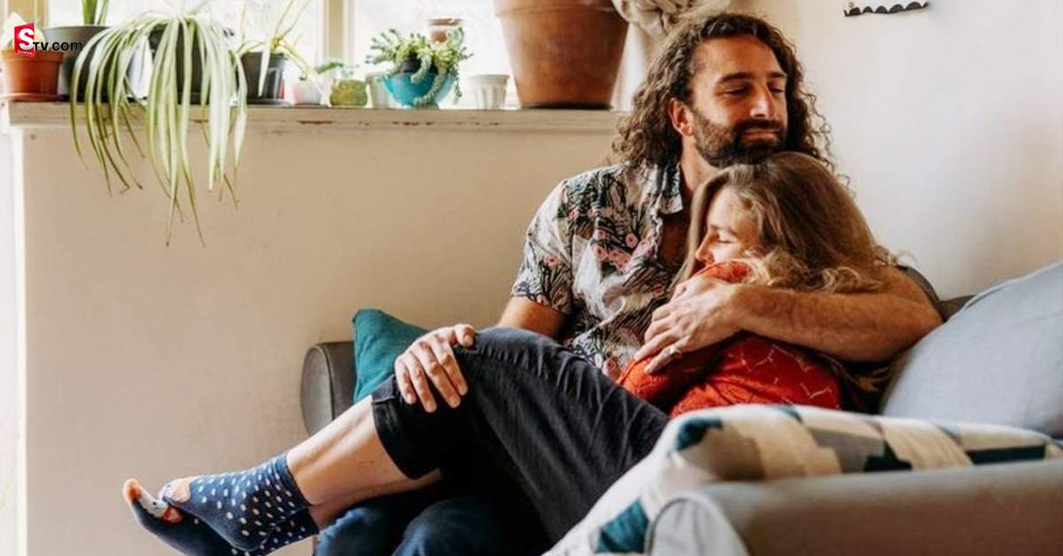Cuddle Therapy: అతడి కౌగిలికి భలే డిమాండ్.. గంటకు రూ. 7వేలు!