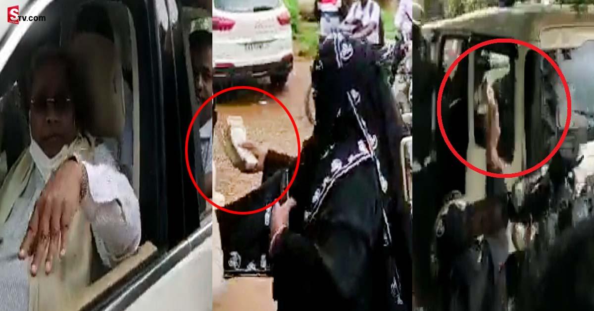 వీడియో: మాజీ సీఎం కి  అవమానం.. రూ.2 లక్షల పరిహారాన్ని విసిరికొట్టిన మ‌హిళ‌..!