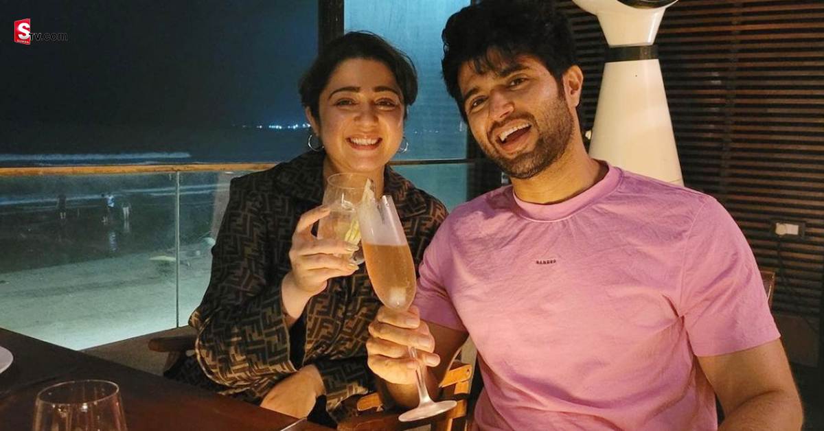 ఛార్మీతో విజయ్ దేవరకొండ నైట్ పార్టీ.. ఫోటో వైరల్!