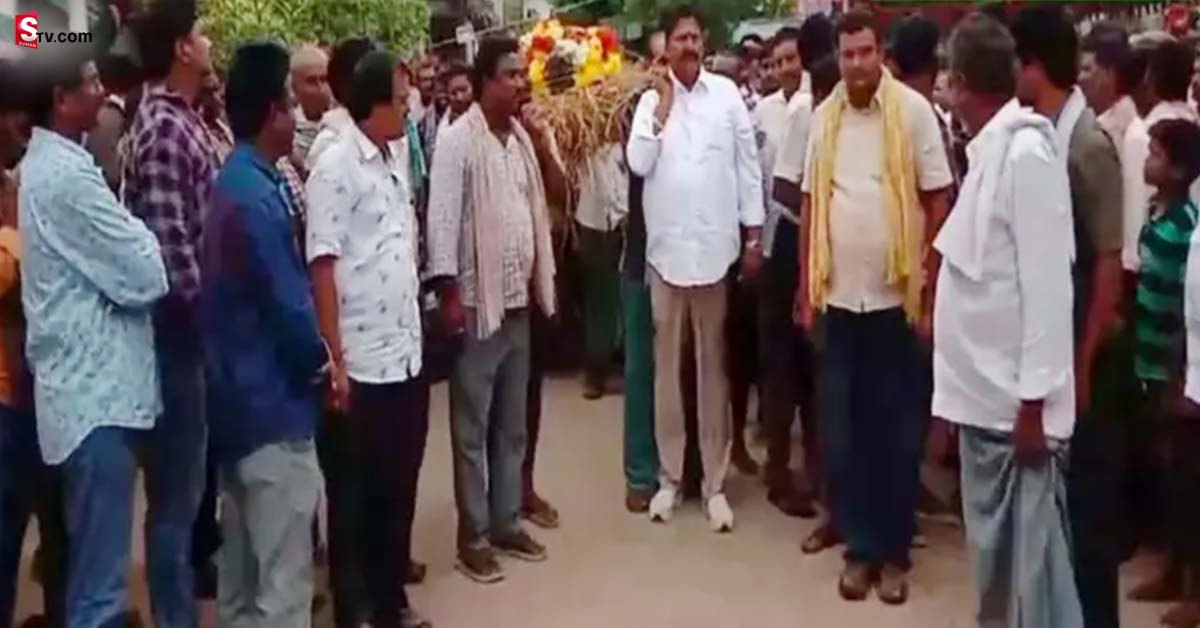 YSRCP కార్యకర్త మరణం.. పాడె మోసిన మంత్రి!