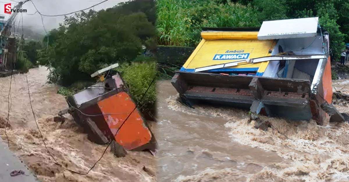 వీడియో: వరదలో కొట్టుకుపోయిన ATM.. లక్షల నగదు గంగపాలు!