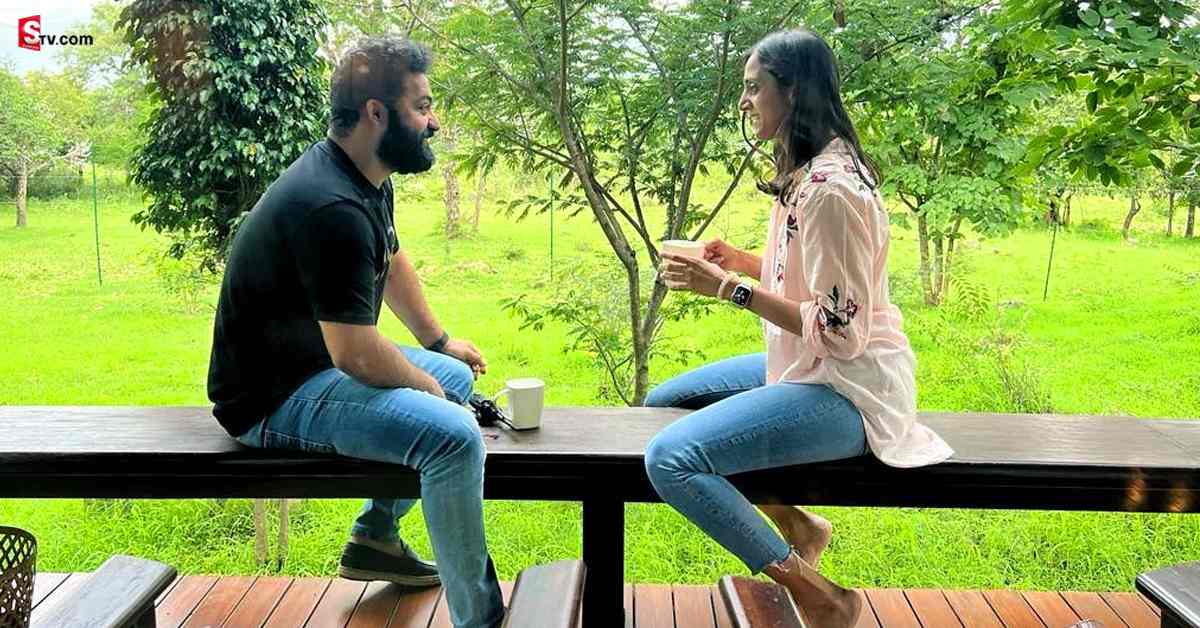 Jr NTR: భార్యతో సరదాగా జూనియర్ ఎన్టీఆర్ కబుర్లు.. ఫోటో వైరల్!