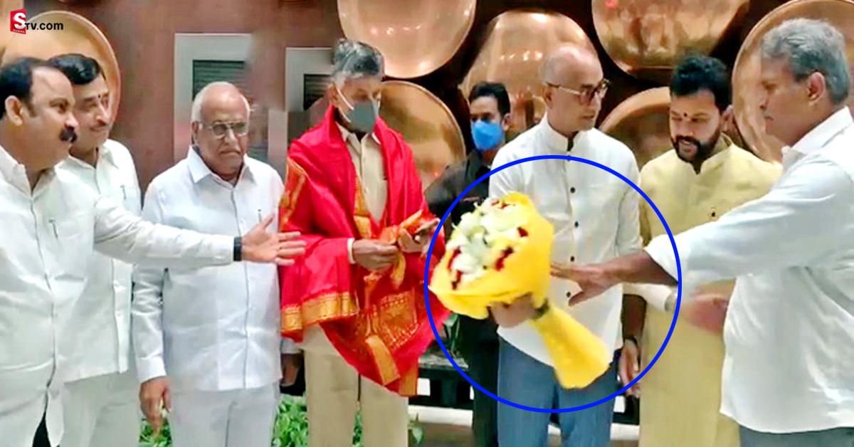 చంద్రబాబుకు బొకే ఇచ్చేందుకు నిరాకరించిన ఎంపీ కేశినేని నాని!