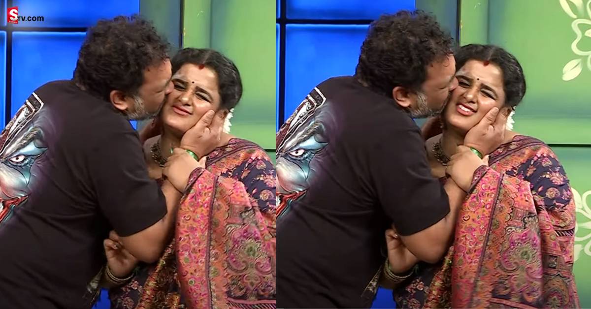 Srivani: స్టేజ్‌పై శ్రీవాణిని ముద్దులతో తడిపేసిన భర్త విక్రమాదిత్య!
