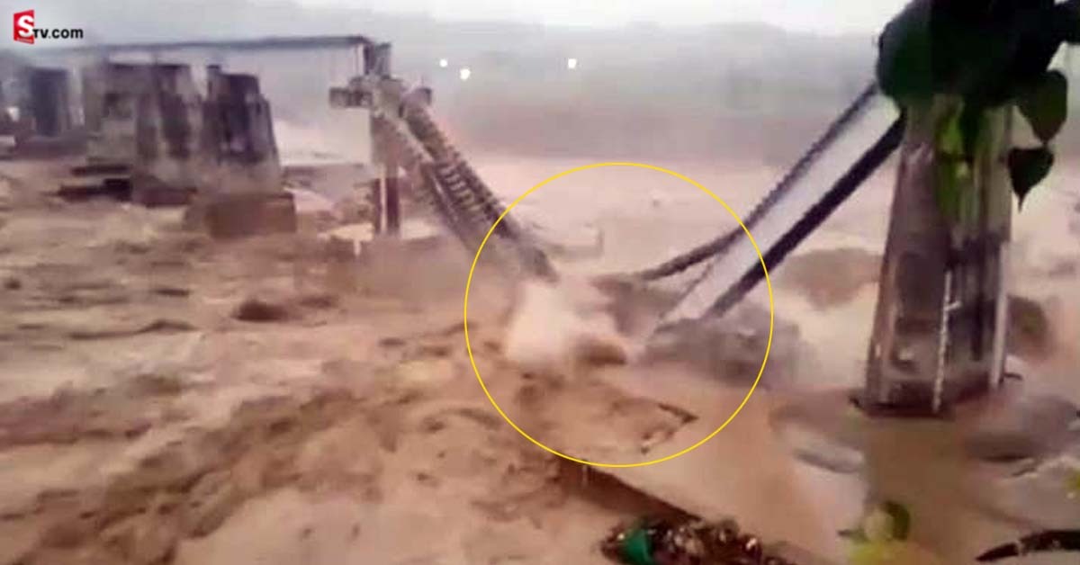 వీడియో: వరద ప్రవాహానికి కొట్టుకుపోయిన రైల్వే వంతెన!