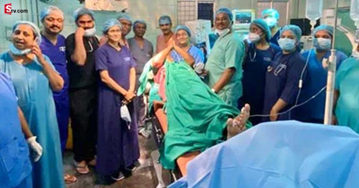 పేషెంట్ కి సినిమా చూపిస్తూ.. సర్జరీ చేసేశారు!