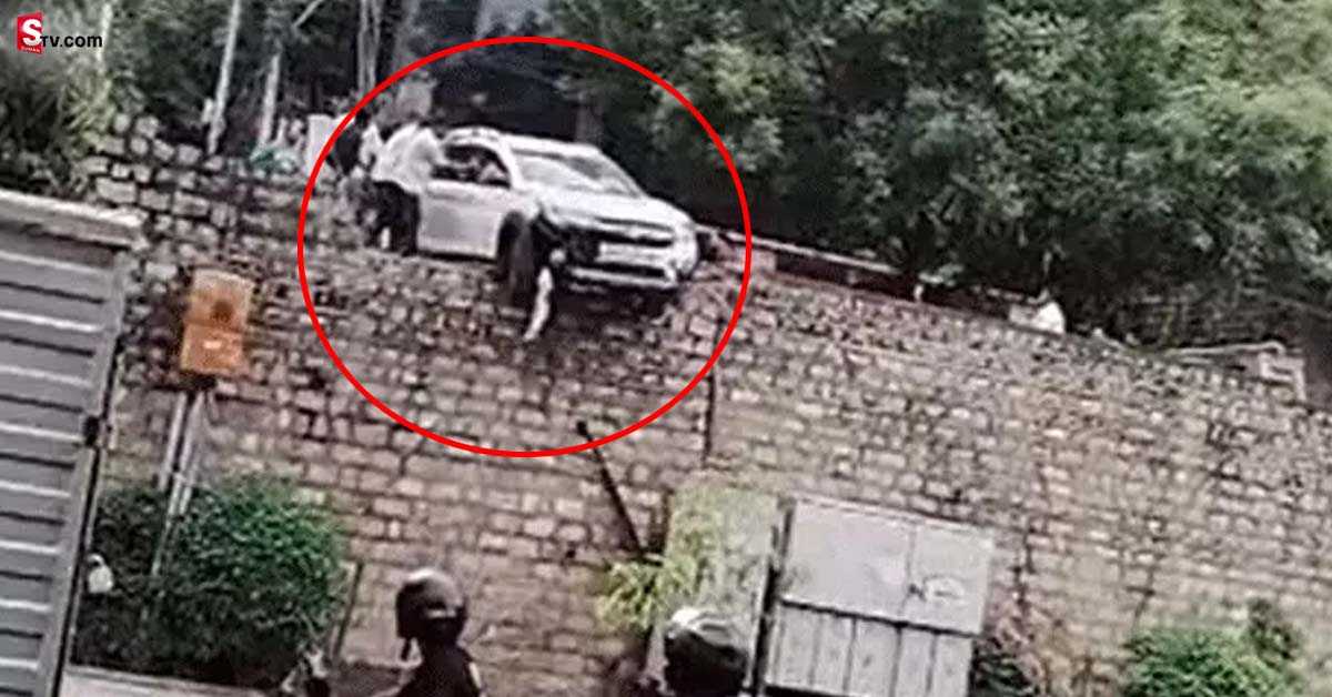 వీడియో : గోడపై వ్రేలాడుతున్న కారు!