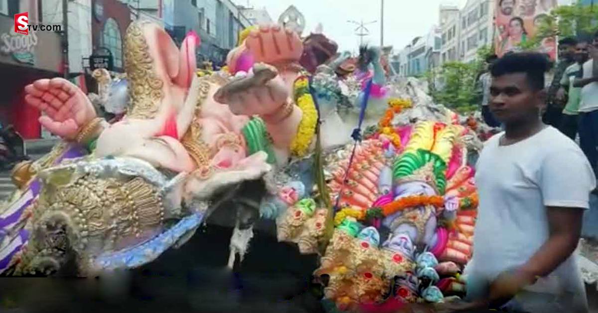 నిమజ్జనానికి వెళ్తూ కూలిన భారీ గణేశ్ విగ్రహం