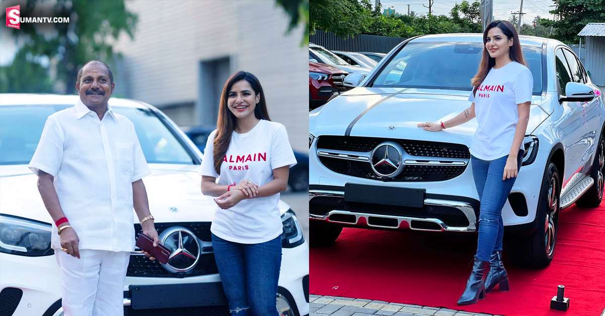 అషు రెడ్డికి ఖరీదైన కారు బహుమతిగా ఇచ్చిన తండ్రి.. ధర  ఎంతంటే?
