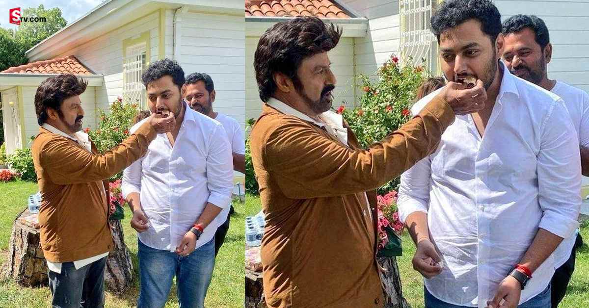 Mokshagna Teja: మోక్షజ్ఞ బర్త్ డే వేడుకలు.. కుమారుడికి కేక్ తినిపించిన బాలకృష్ణ