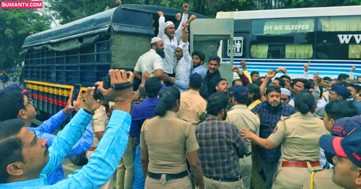 వీడియో: కలెక్టర్‌ కార్యాలయం బయట ‘పాకిస్తాన్‌ జిందాబాద్‌’ నినాదాలు..!