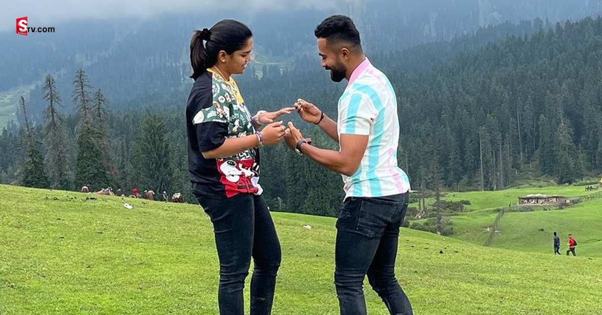 స్టార్ క్రికెటర్ తో మహిళా క్రికెటర్ నిశ్చితార్ధం! వైరల్ అవుతున్న ఫోటోలు!
