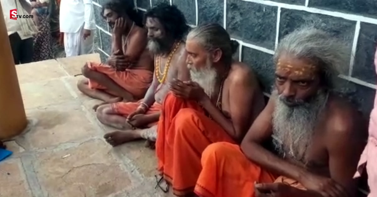 ఊరంతా కలిసి సాధువులపై దాడి! ఈ  దారుణానికి కారణం?